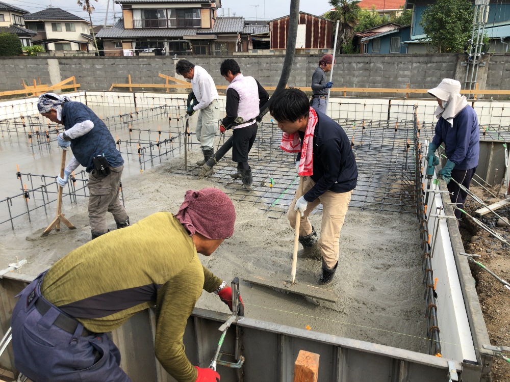 基礎コンクリート打設の様子