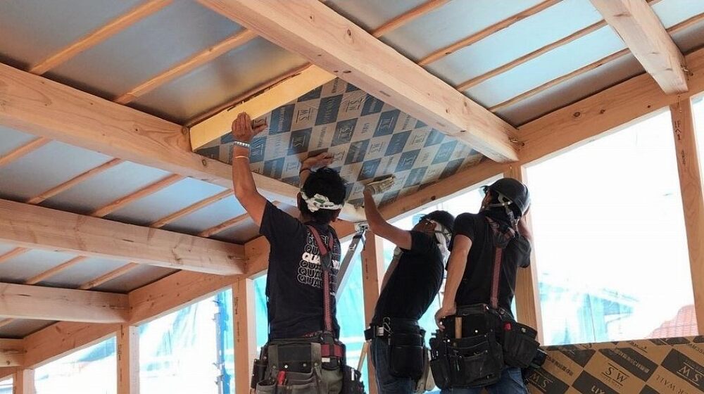 足利市の新築注文住宅　屋根の断熱材工事の写真