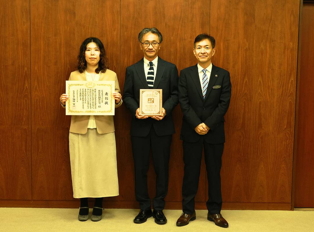 福富住宅の建築士が足利市長を表敬訪問した様子写真