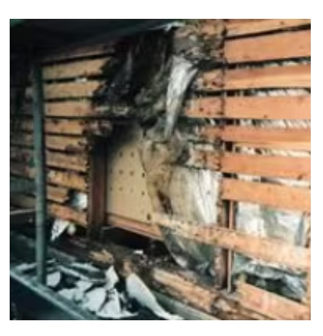 結露の水分によって腐朽菌が発生し、柱が腐食してしまった写真