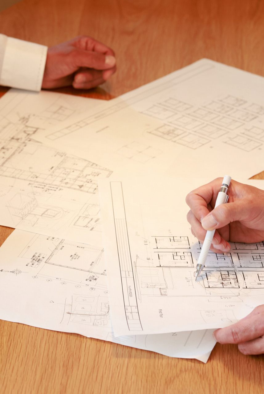 家の設計をする建築士の手元画像