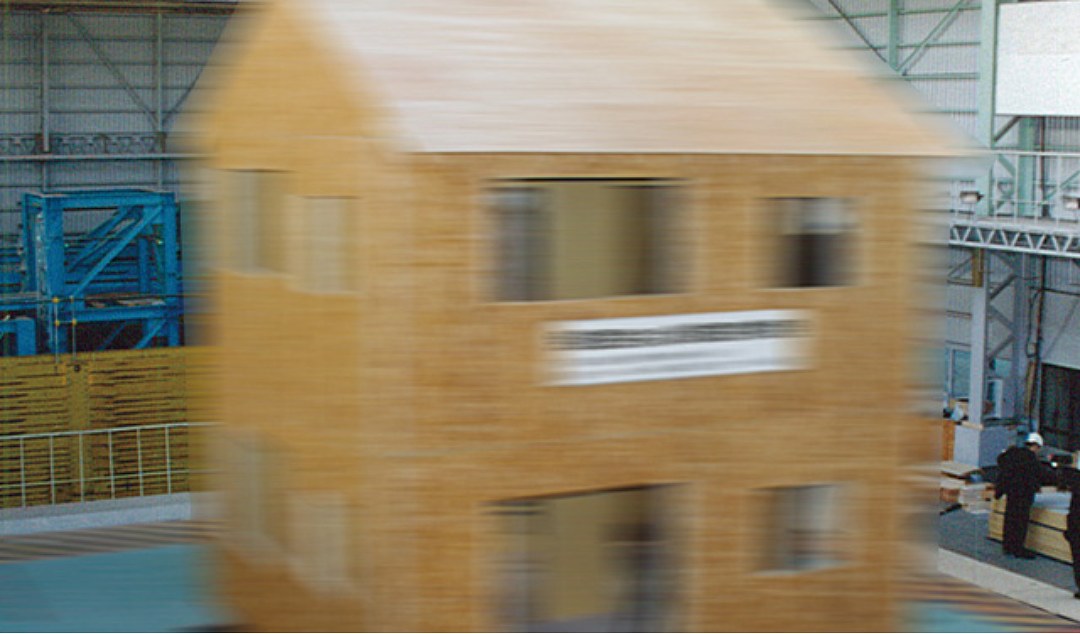 地震で揺れている住宅イメージ画像