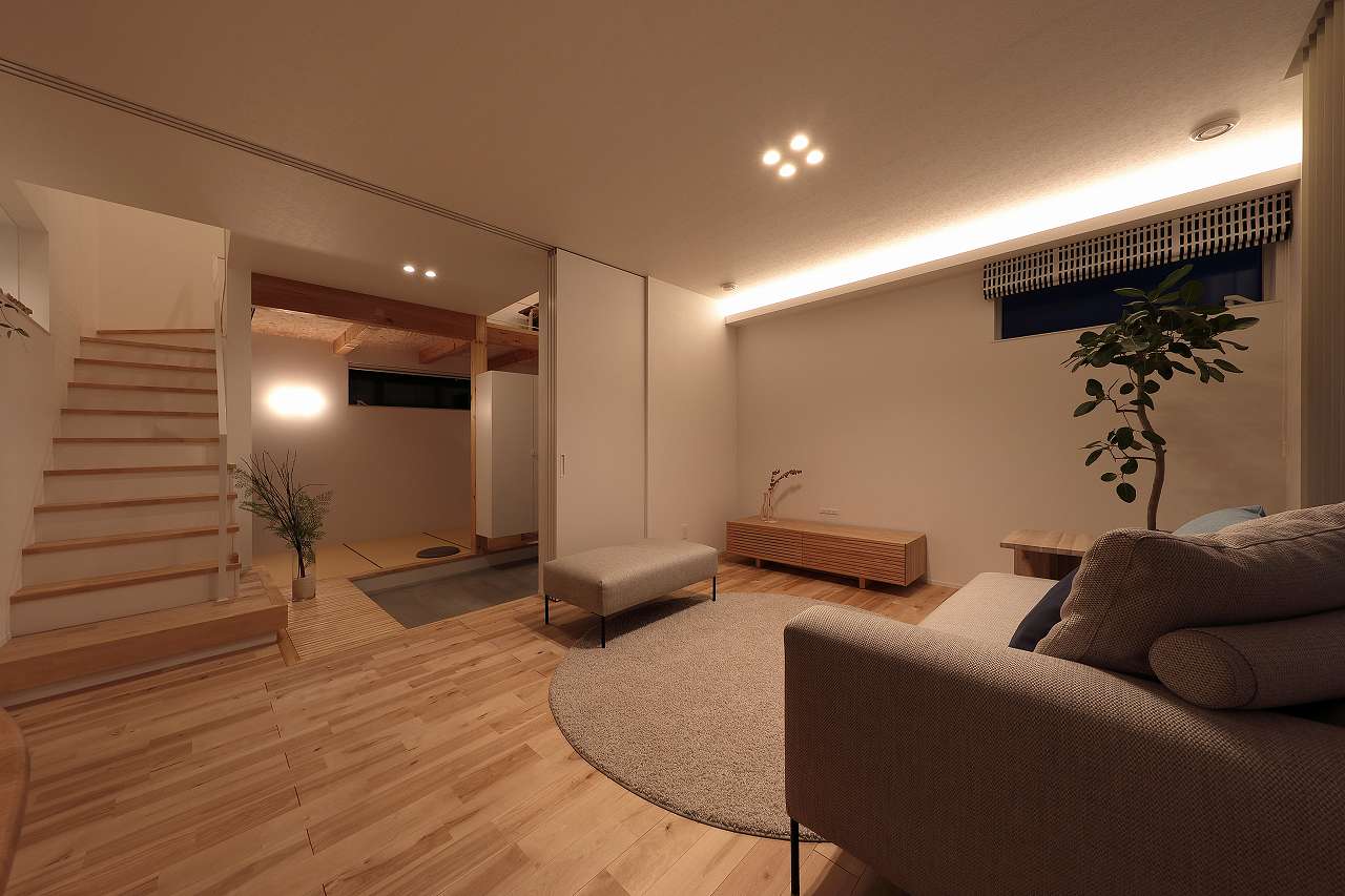 福富住宅のモデルハウス、夜のLDK画像