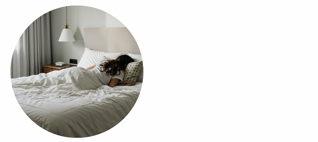 ベッドでぐっすり眠る女性の画像