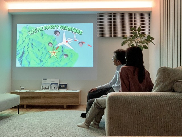 足利市　夜のモデルハウスで映画を見る写真