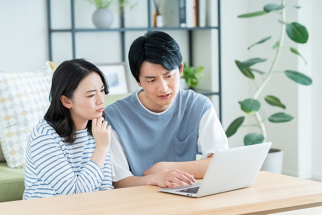 家づくりに悩む夫婦のイメージ画像