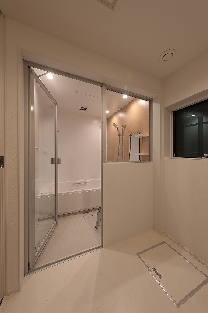 脱衣所からみた浴室写真（足利市のモデルハウス）