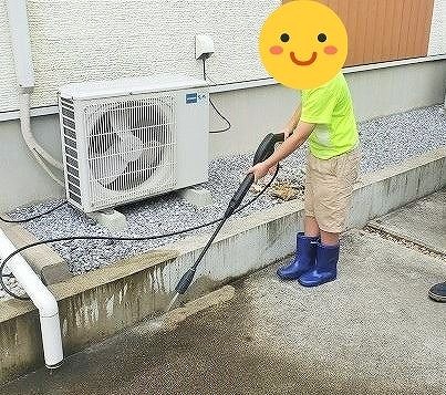 ケルヒャーでお掃除している写真