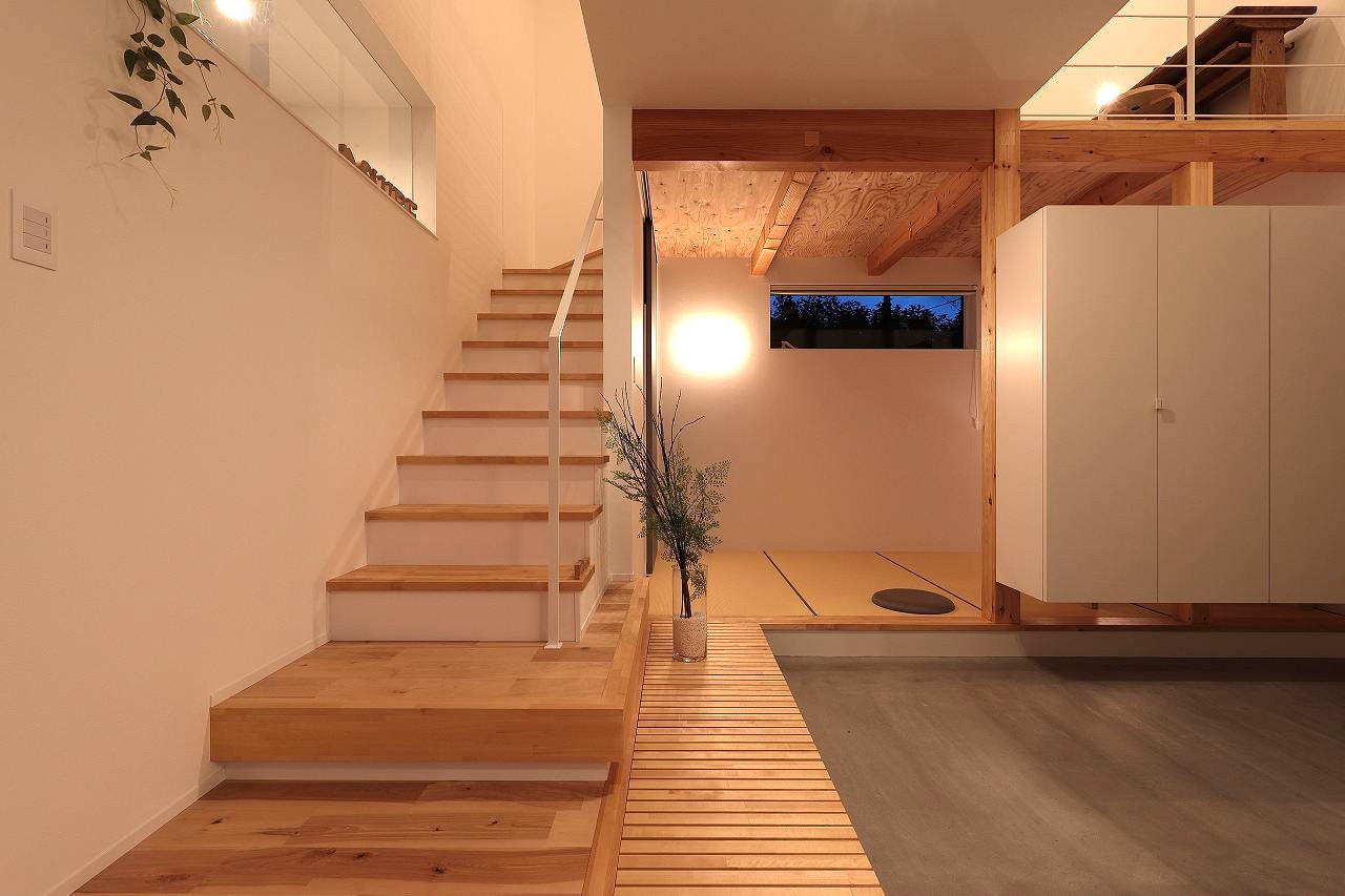 福富住宅のモデルハウス夜の階段写真