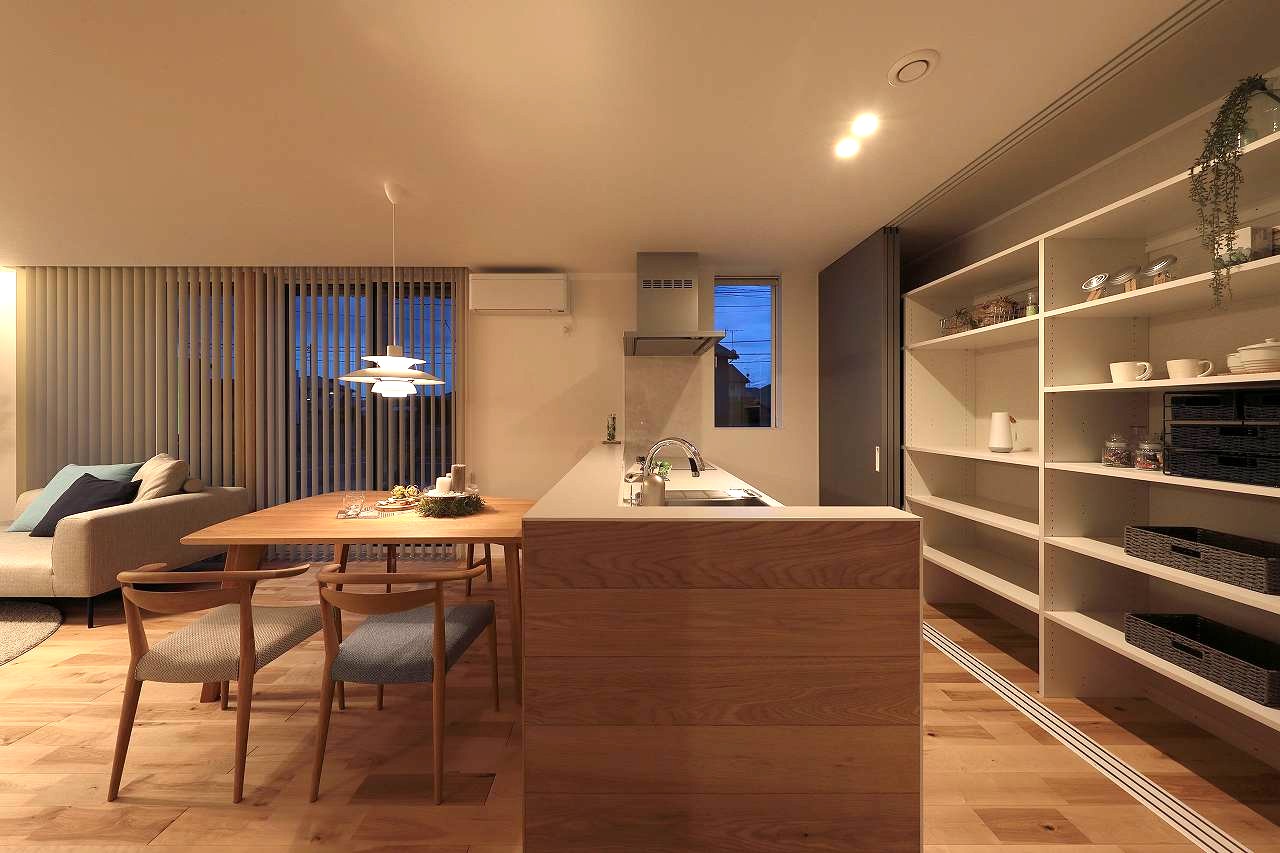 福富住宅のモデルハウスキッチン夜の画像