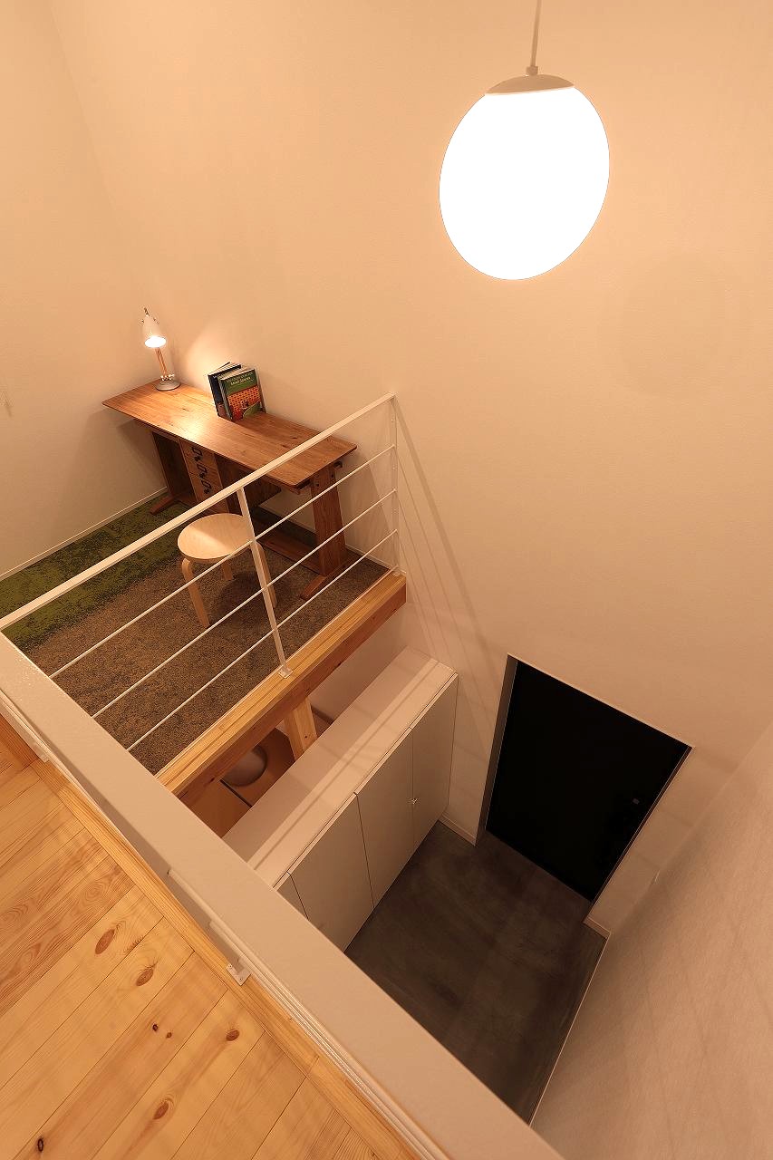 福富住宅のモデルハウス吹き抜け夜の画像