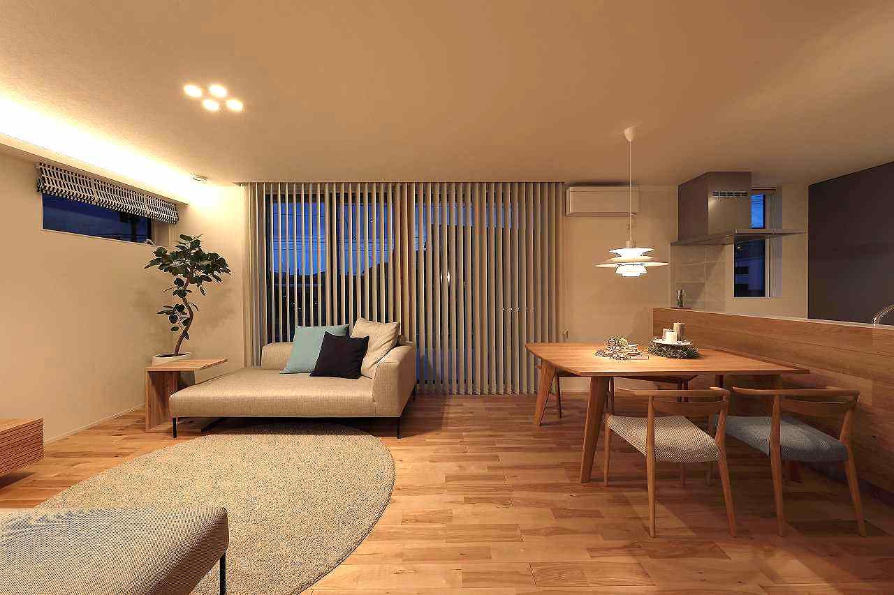 福富住宅のモデルハウスリビング夜の画像