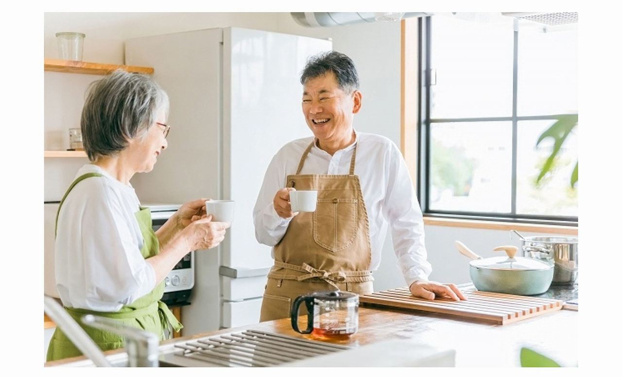 50代夫婦がキッチンにいる写真