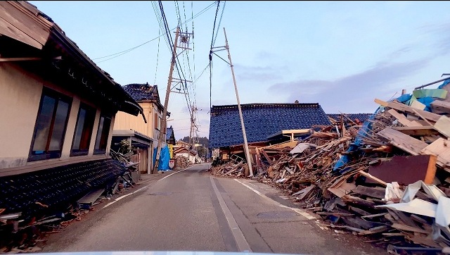 地震で倒壊した建物の写真
