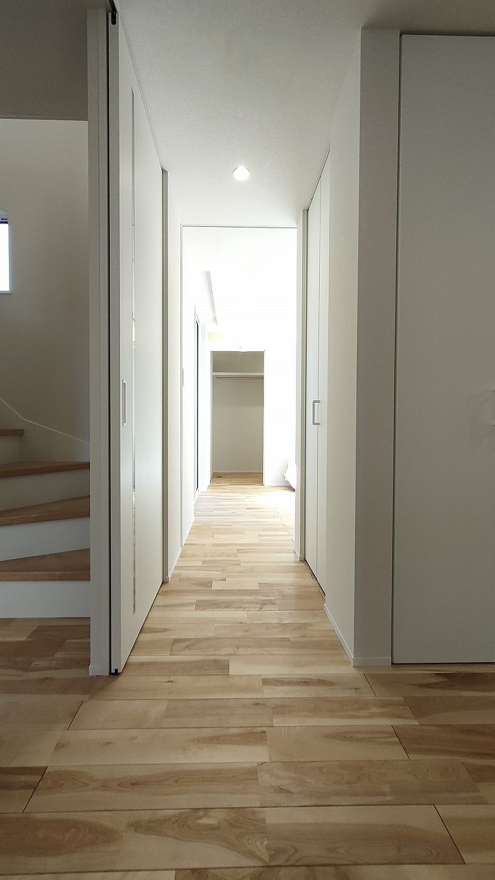 両親と暮らす31坪吹き抜けの家、廊下画像