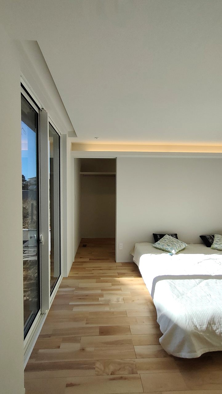 両親と暮らす31坪吹き抜けの家、1階の寝室画像