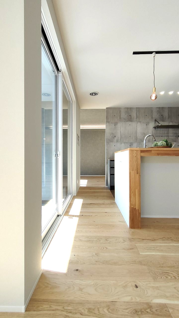 テラスから光がはいっている平屋住宅の画像