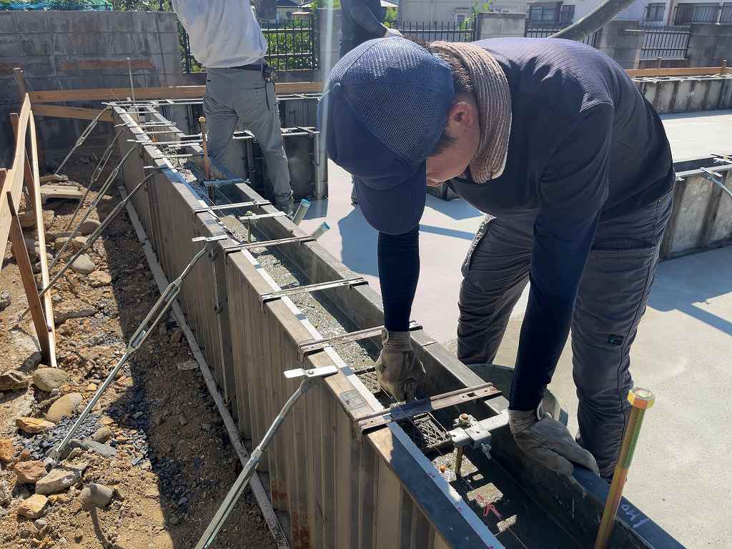 立ち上がりの工事をしている職人さん