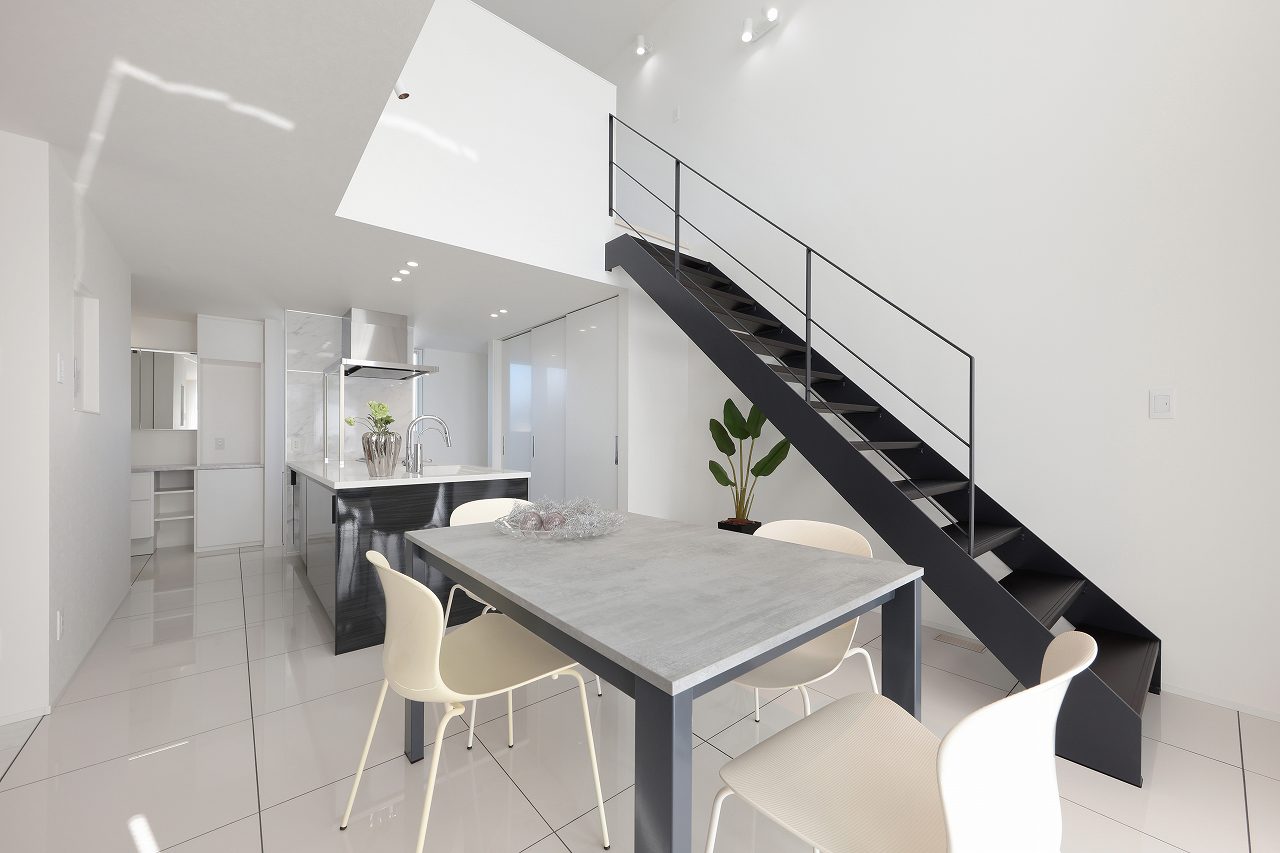 福富住宅の施工事例、ホテルライク、スケルトン階段画像