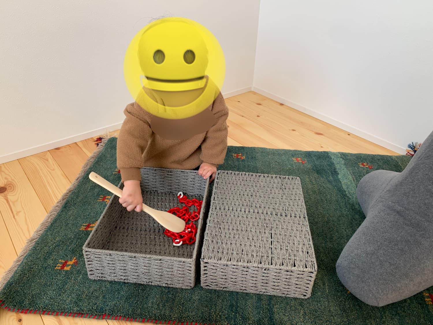 上の子が料理をしている写真