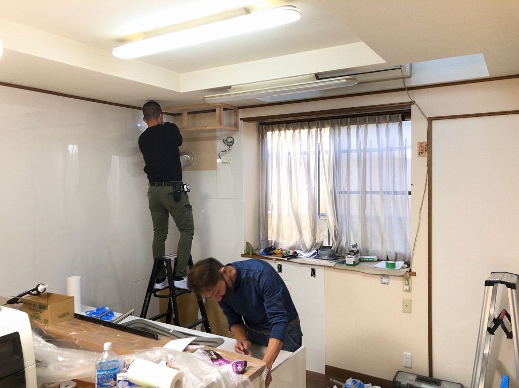 キッチンリフォーム｜システムキッチンの組立