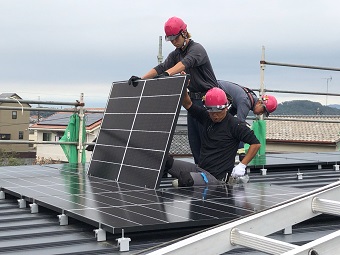 太陽光発電パネルの施工の写真