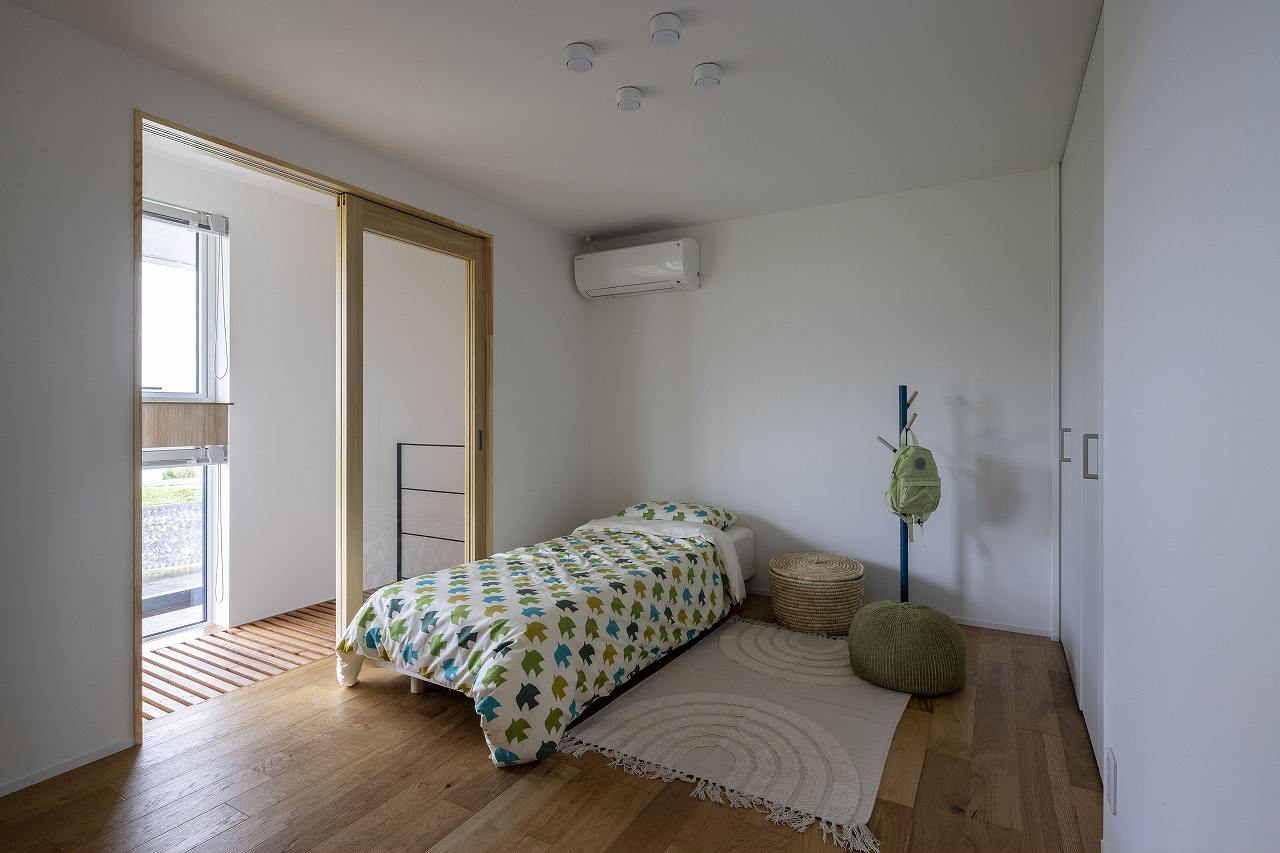 自然光が差し込む明るく心地よい子ども部屋の画像