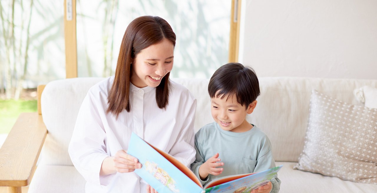 快適な室内で絵本を読む親子のイメージ画像